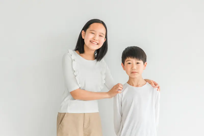 並んで過ごす二人の子ども