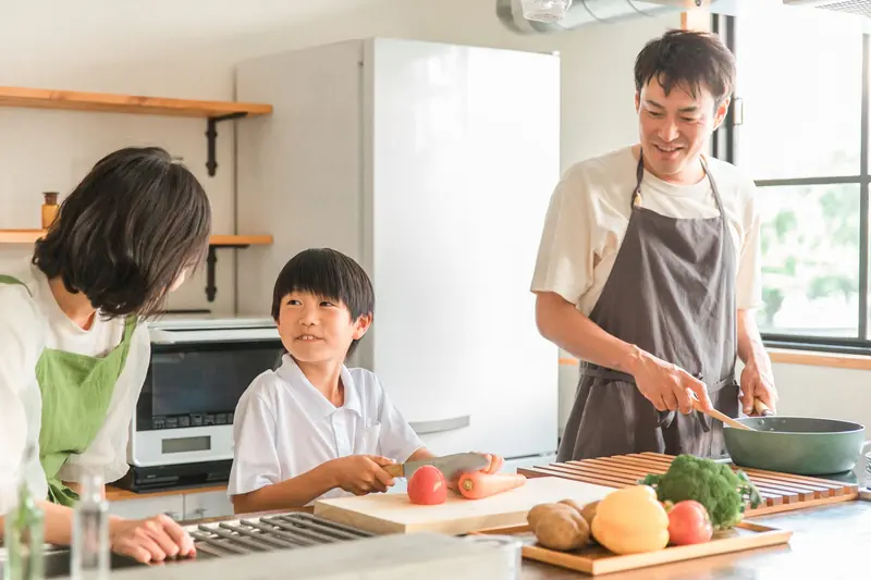 キッチンで一緒に料理をする親子