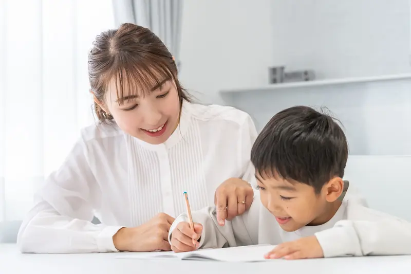 ノートを見ながら一緒に学ぶ親子