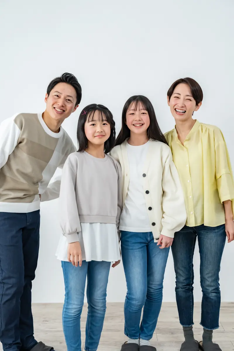 笑顔で並ぶ家族